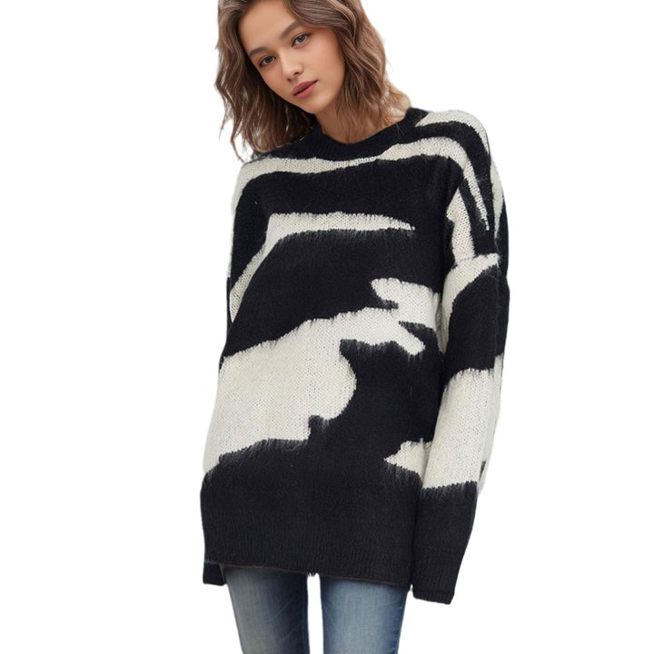 Oversized knitted round neck sweater for women with a modern animal pattern Lune London