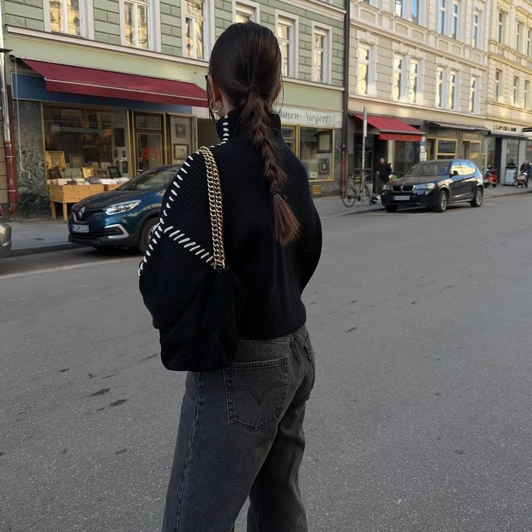 Pull en tricot stylé pour femmes avec des manches hautes et des coutures décoratives contrastées Chic & Stil