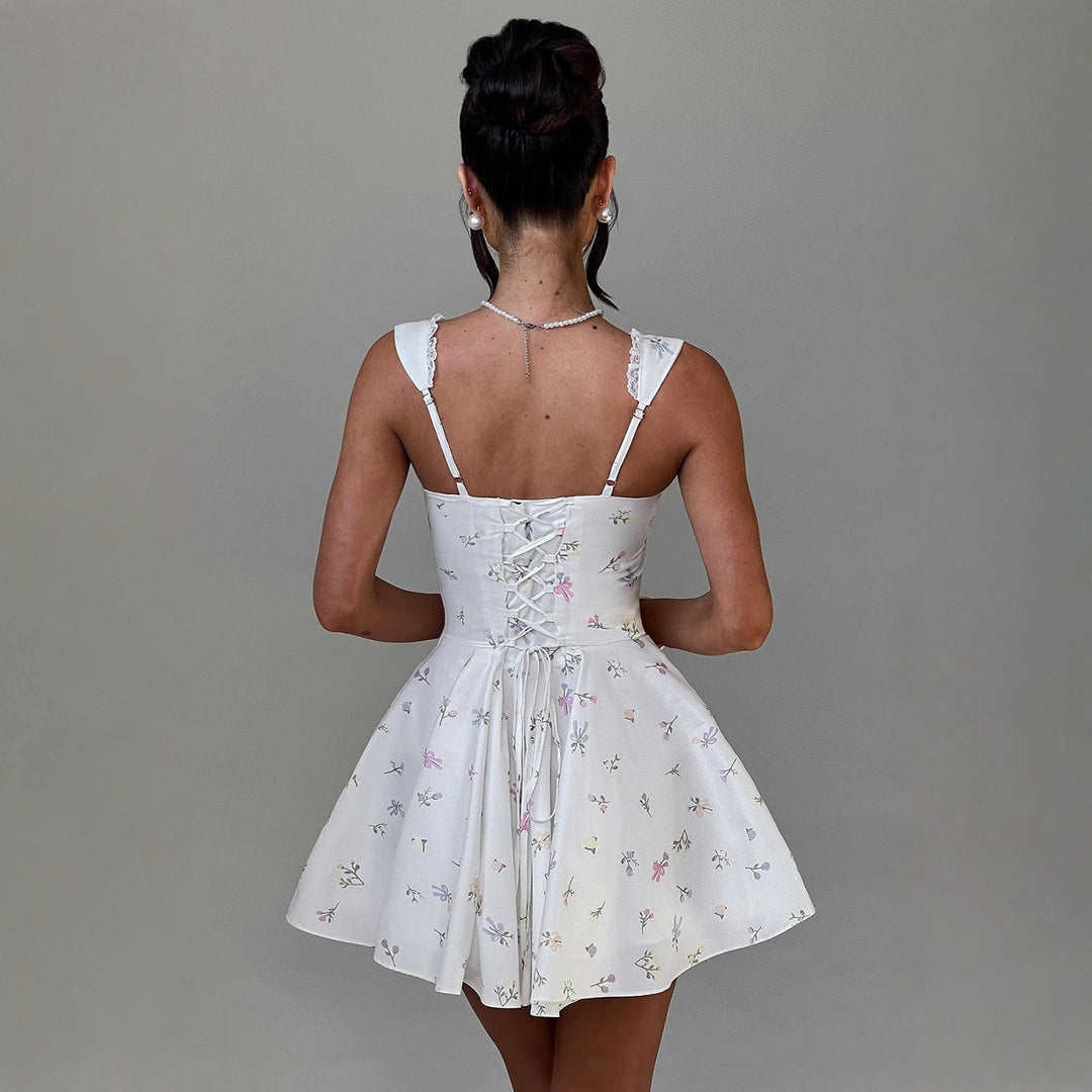 Elegant mini dress for women with fitted top and playful skirt Chic & Stil