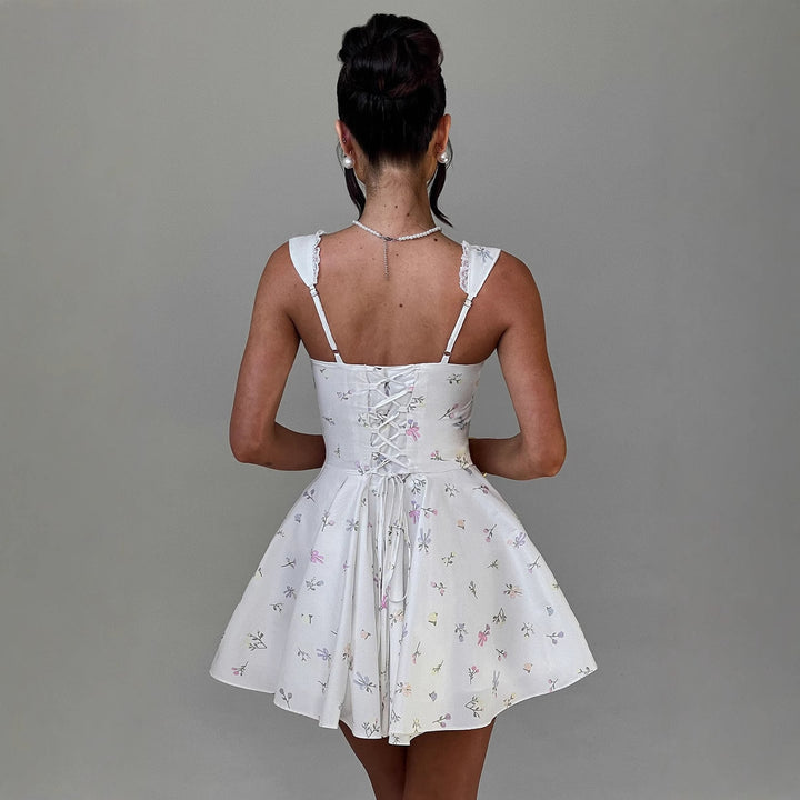 Elegant mini dress for women with fitted top and playful skirt Chic & Stil