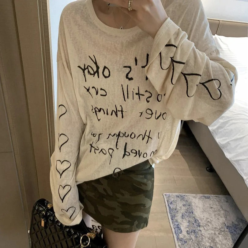 Women's casual oversized top with off-shoulder design and artistic lettering Chic & Stil