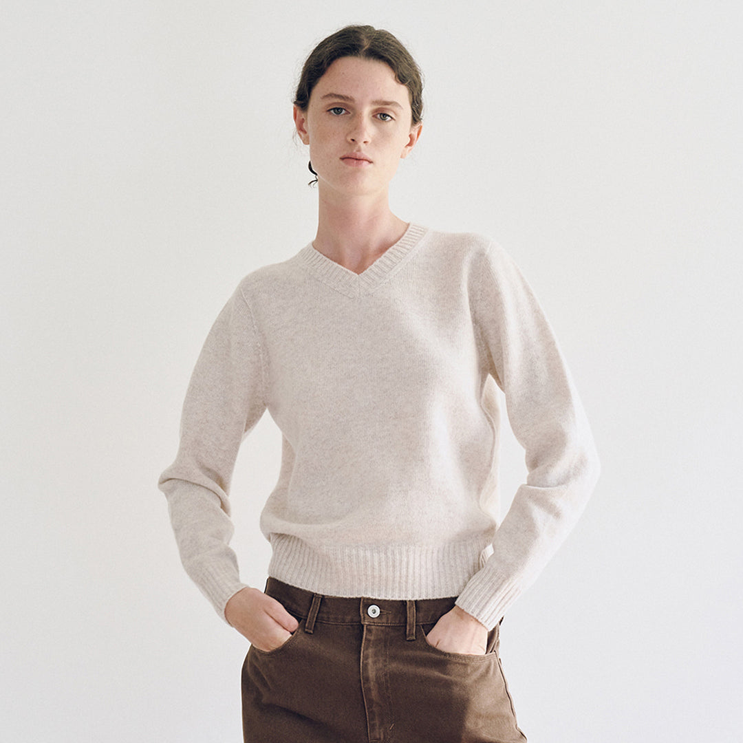 Pull fin en maille pour femmes avec col en V et large poignet Chic & Stil
