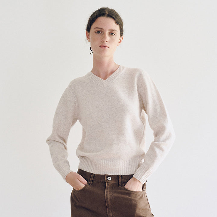 Pull fin en maille pour femmes avec col en V et large poignet Chic & Stil