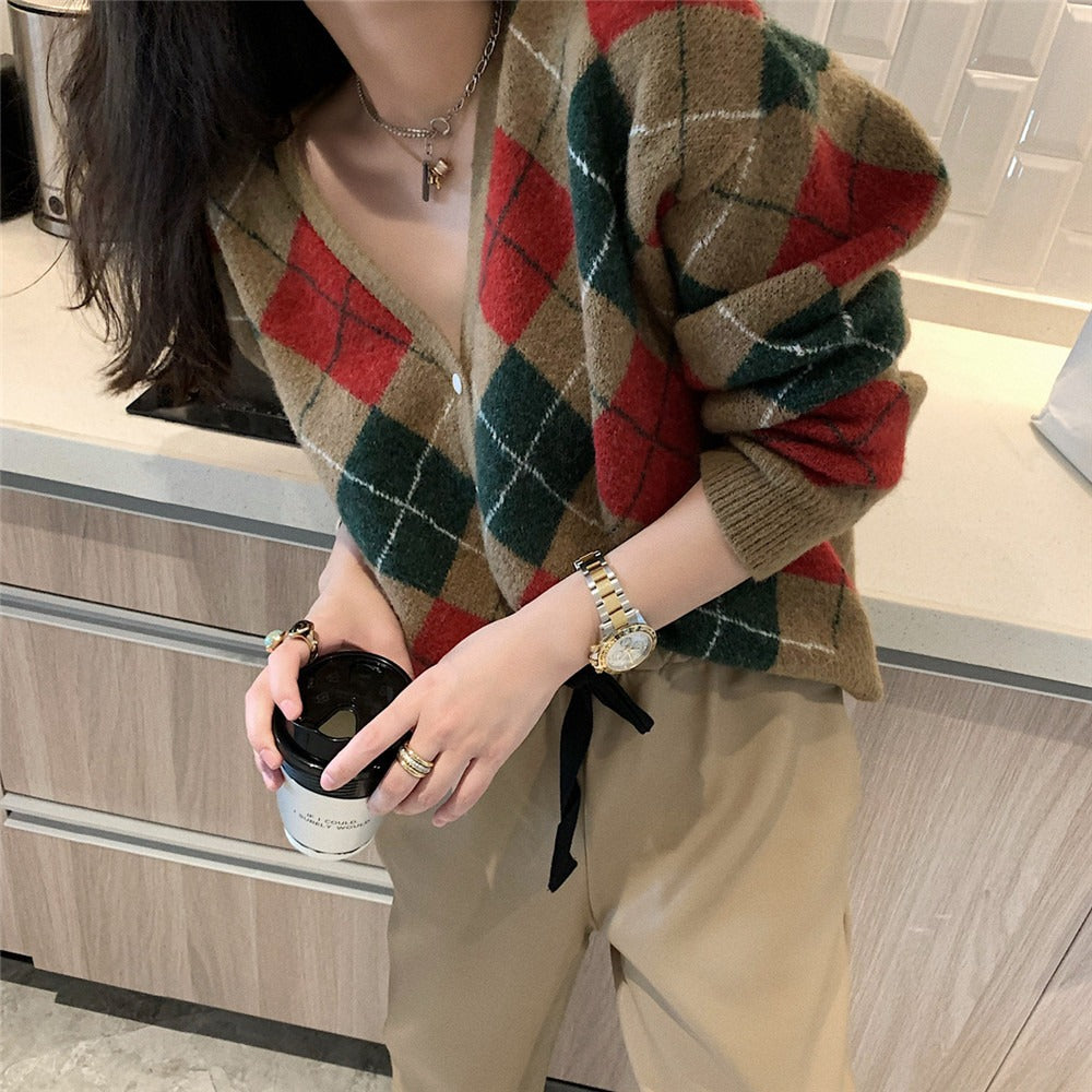 Manteau de marche féminin à la mode avec un motif en diamant élaboré et des détails de boutons Chic & Stil