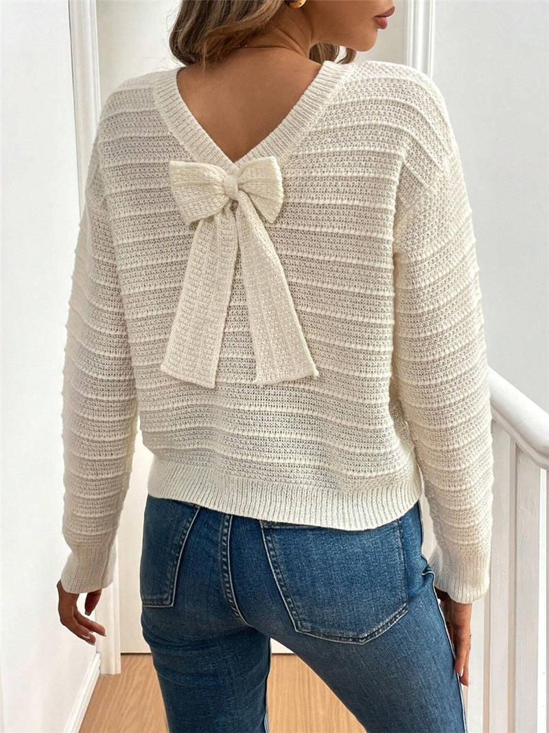 Women’s knit V-neck sweater with decorative bow element Lune London