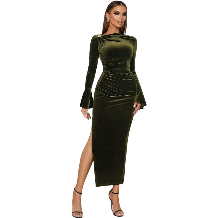 Robe maxi pour femmes en velours luxueux avec un élégant décolleté en V et des détails de volants sophistiqués Chic & Stil