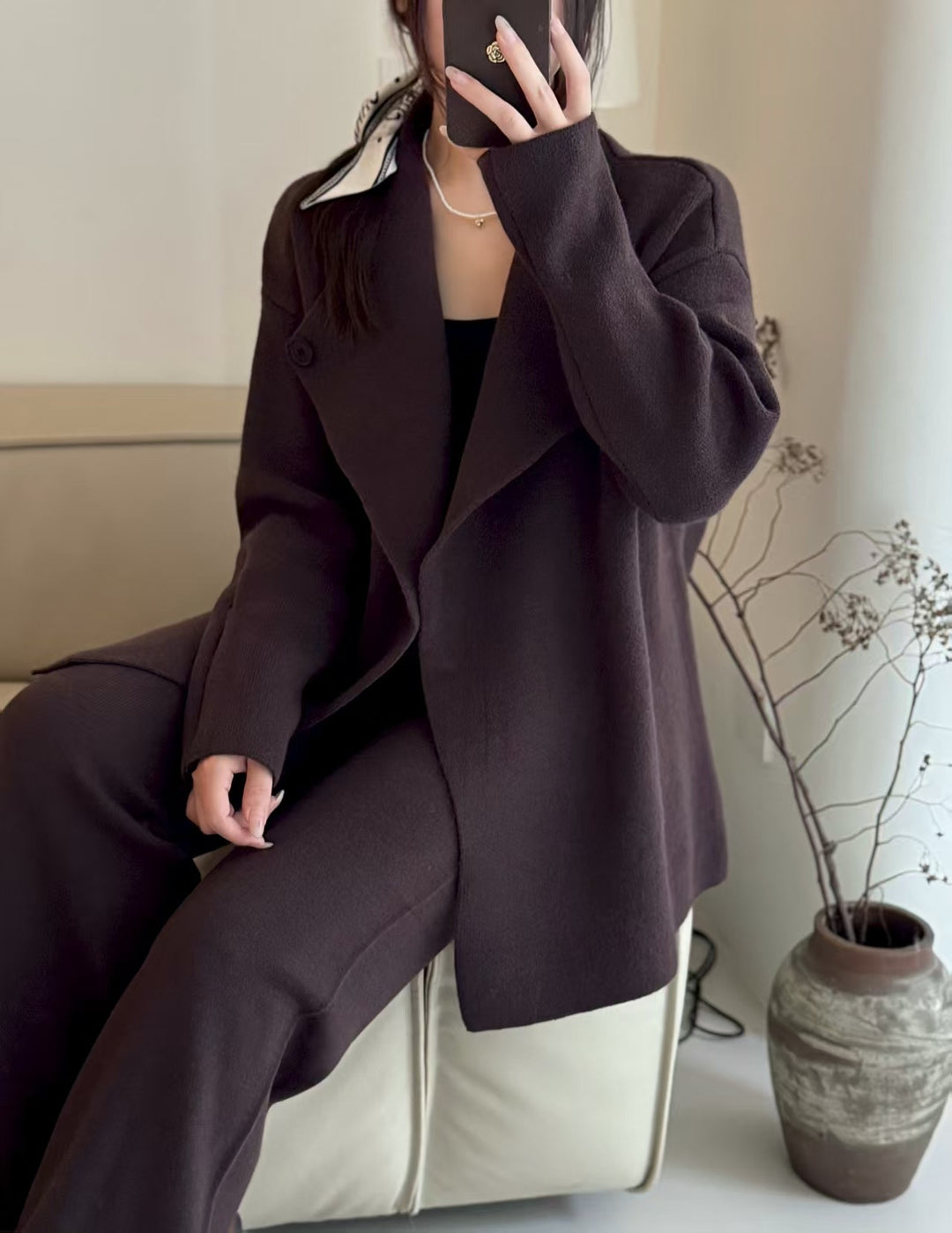 Blazer élégant pour femmes avec ceinture ajustée et texture fine Chic & Stil