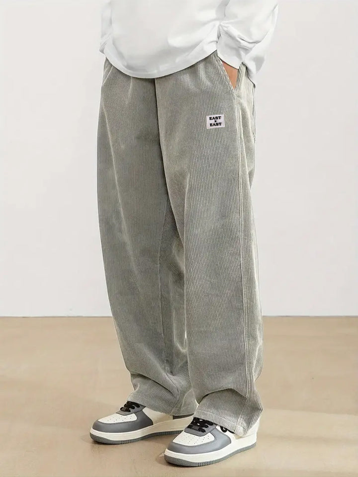 Women's wide corduroy trousers with elastic waistband and side pockets Chic & Stil