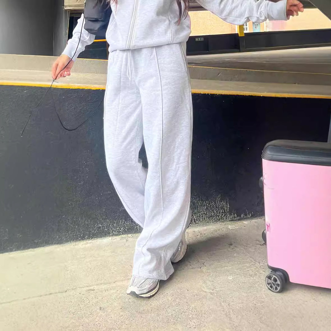 Sporty leisure pants for women with wide legs and comfortable elastic waistband Lune London