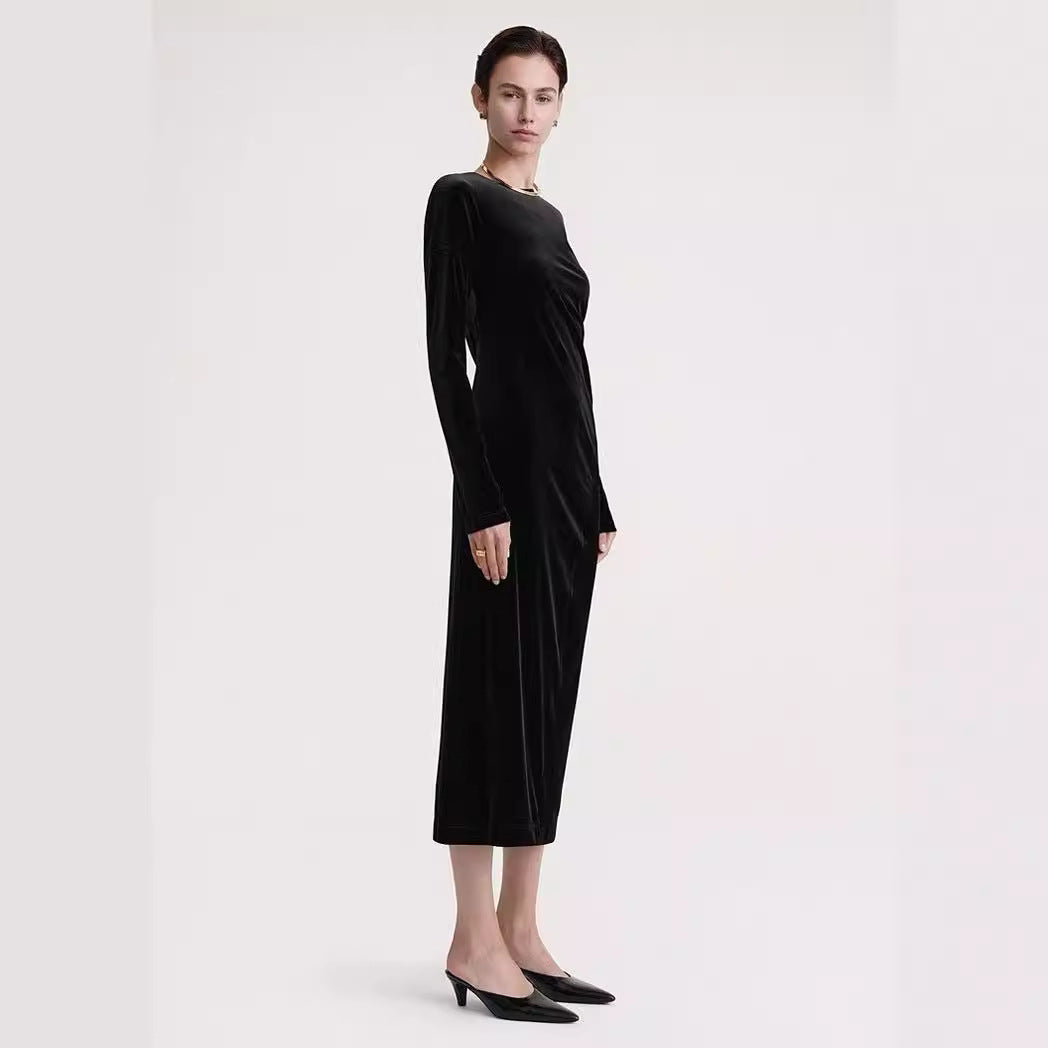Elegant maxi dress for women in high-quality velvet with long sleeves and trendy V neckline Lune London