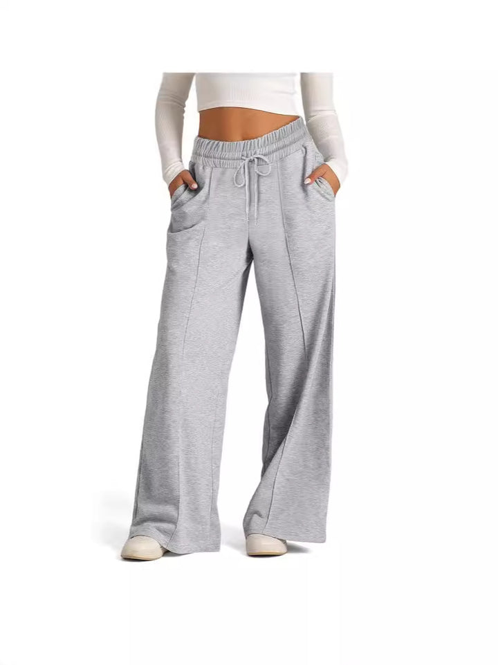 Loose leisure pants for women with elastic waistband and practical side pockets Lune London