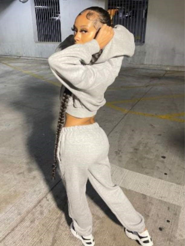 Women's sporty leisure sweatshirt set and jogging pants with a practical kangaroo pocket design Lune London