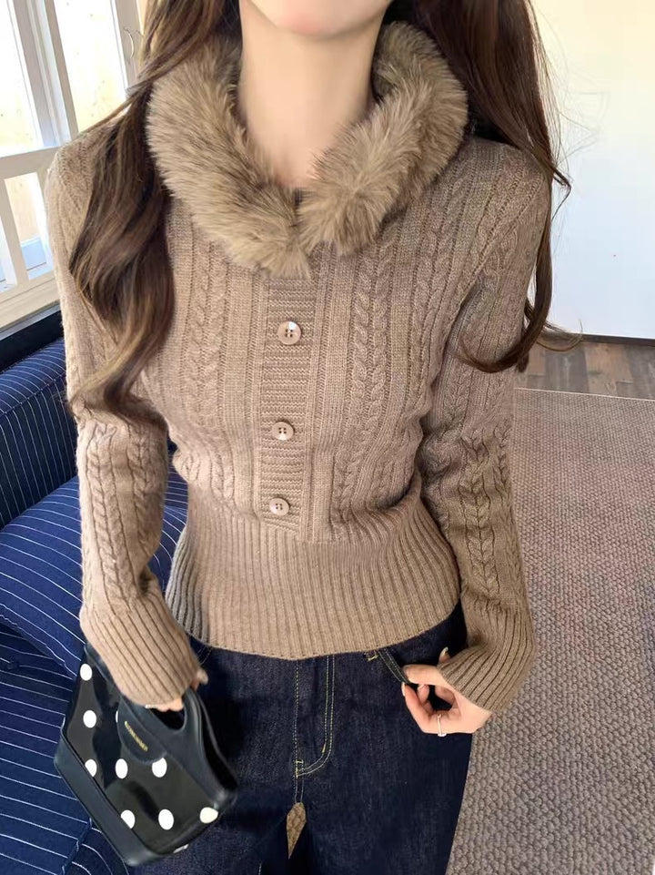 Pull en tricot pour femmes avec col en fourrure luxueux et détails de boutons élégants Chic & Stil