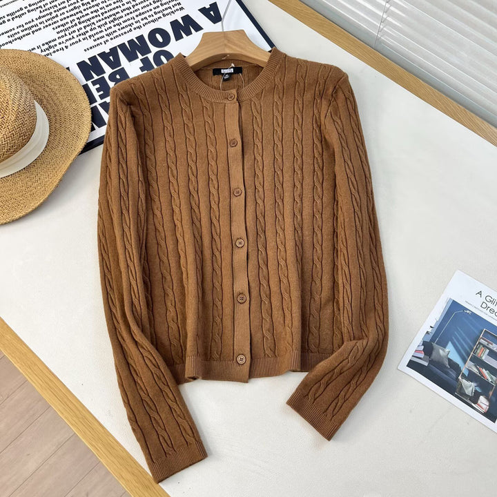 Cardigan femme avec motif en câble et patte de boutonnage Chic & Stil