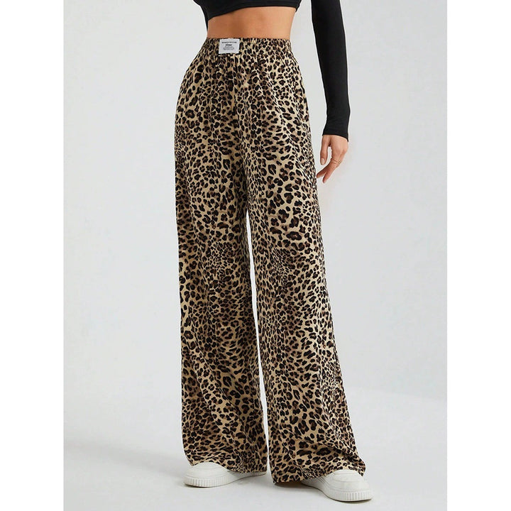 Chic and stylish camouflage design cargo pants for women