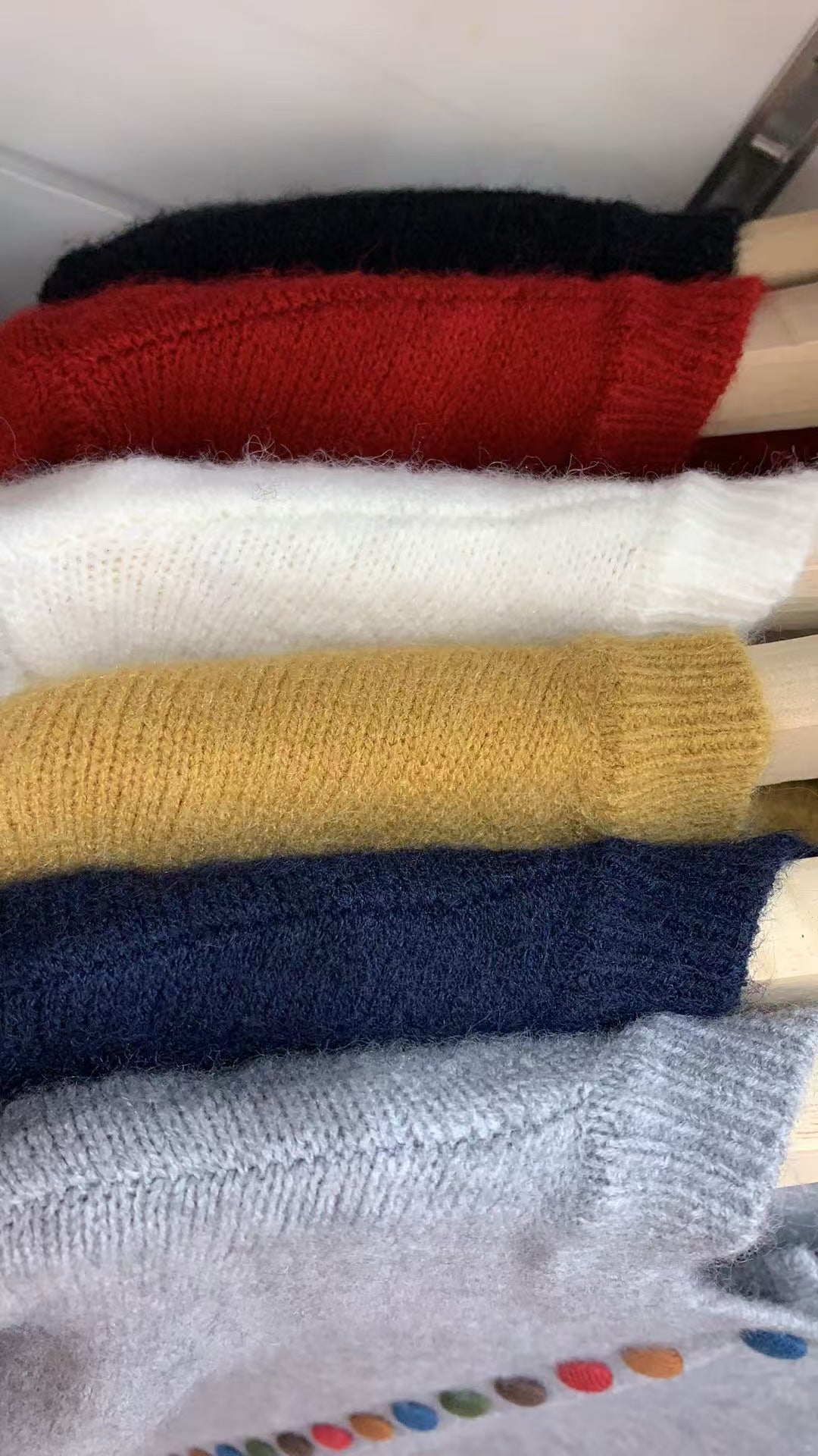 Cardigan femme avec des détails de boutons colorés et un matériau en feutre doux Chic & Stil