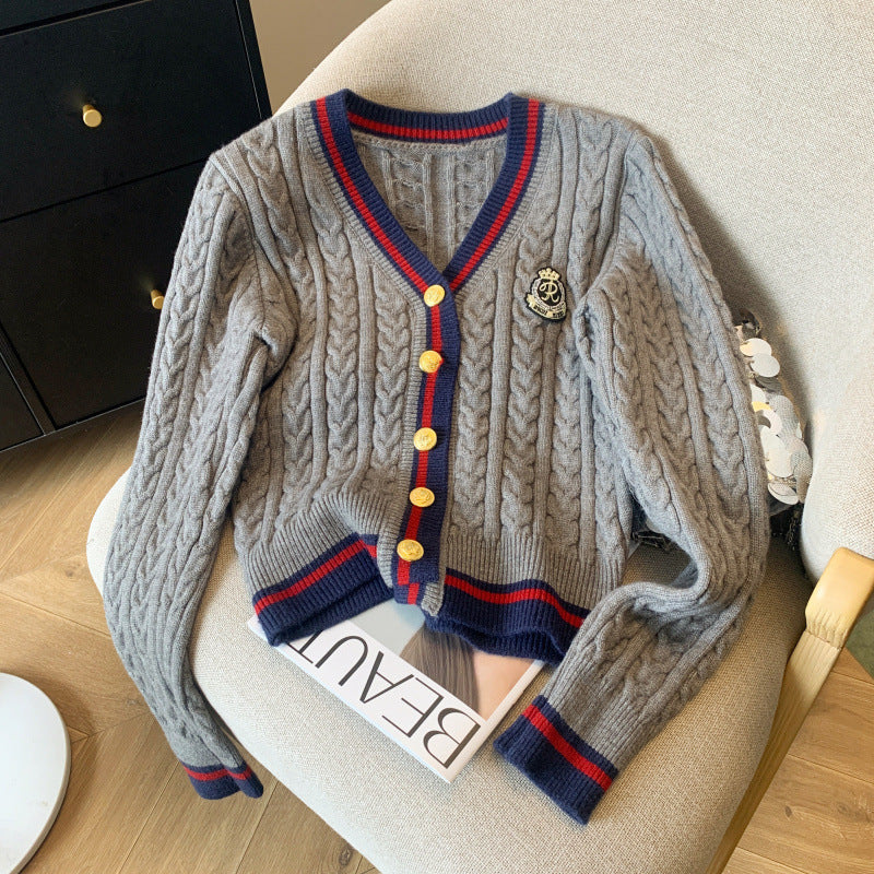 Cardigan pour femmes en tricot épais avec des boutons décoratifs et un motif à rayures sportives Chic & Stil