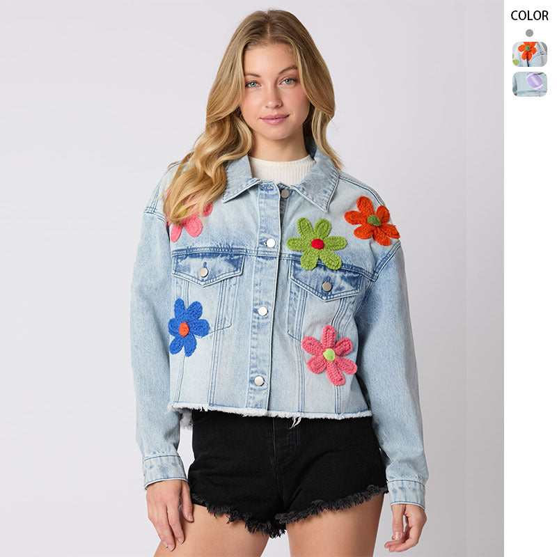 Trendy denim jacket for women with a sporty look and colorful pattern Chic & Stil