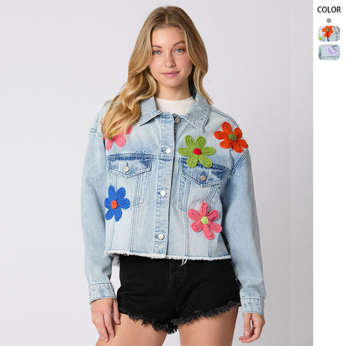 Trendy denim jacket for women with a sporty look and colorful pattern Chic & Stil