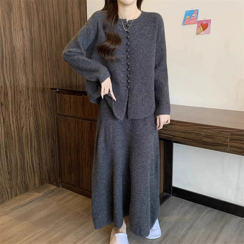 Ensemble en tricot pour femmes avec design classique de boutons et jupe fluide Chic & Stil