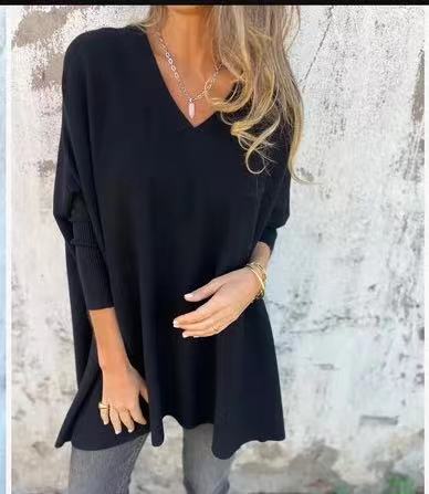 Casual knitted sweater for women with V-neck Lune London