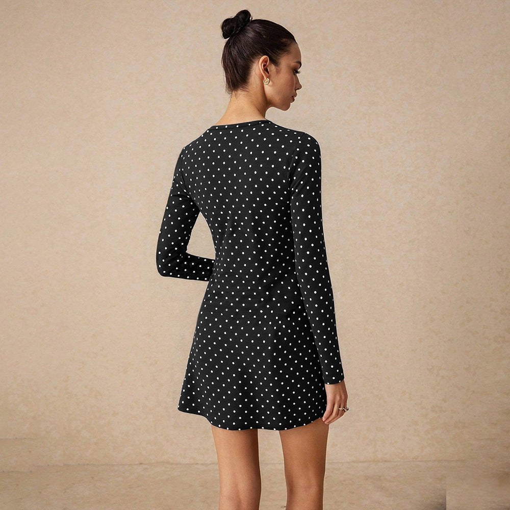 Robe mini femme avec décolleté en V profond et détail de nœud sophistiqué Chic & Stil