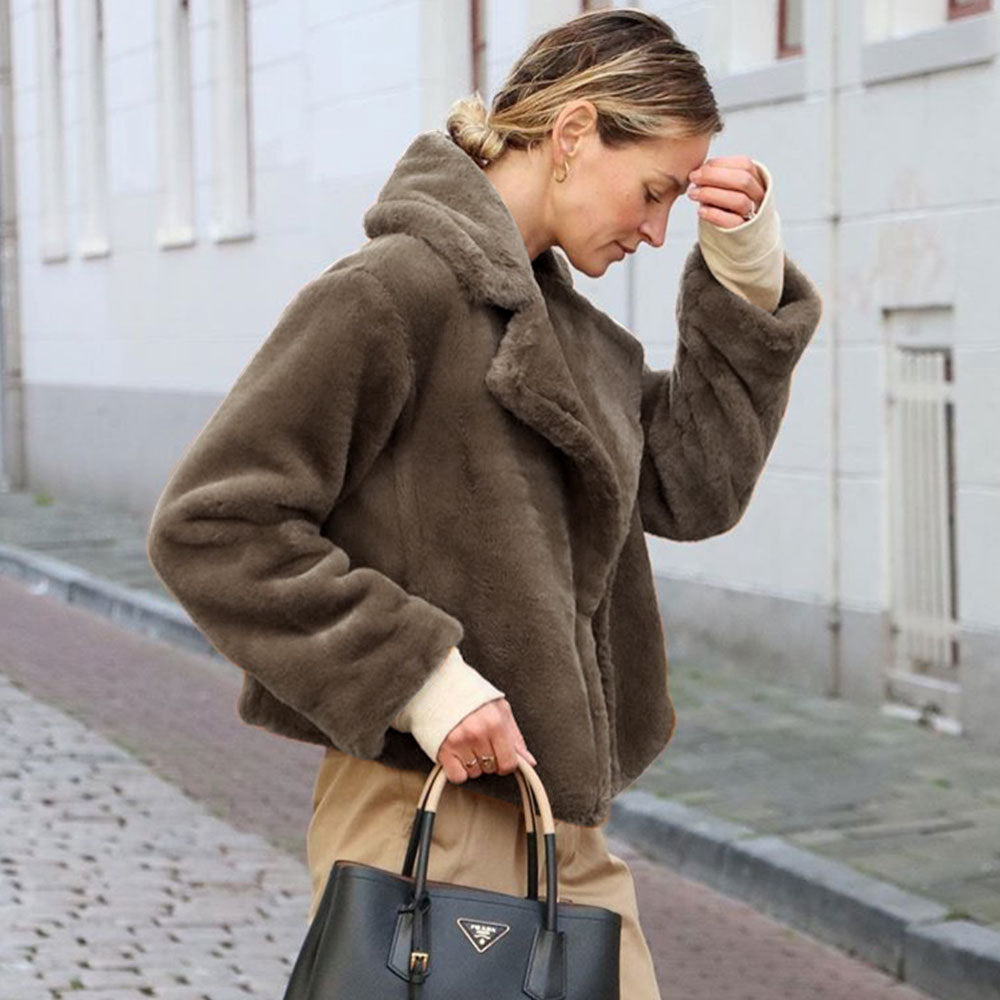 Ladies Cozy Fleece Jacket with Folded Collar and Chic Side Seams