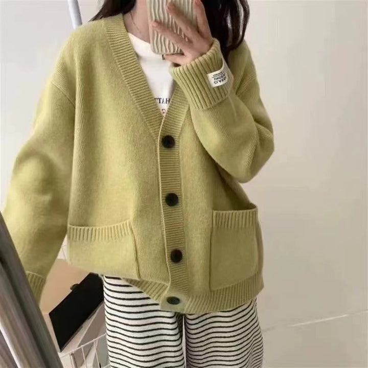 Cardigan pour femmes avec une coupe décontractée et de grandes poches Chic & Stil