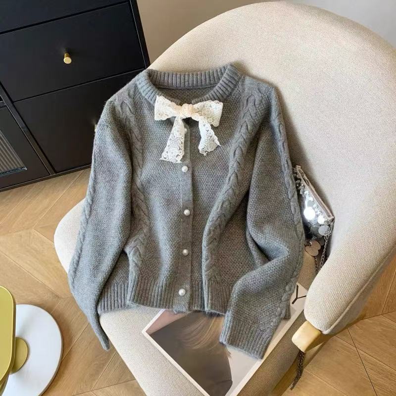 Ladies' vest with decorative lace collar and button closure Lune London