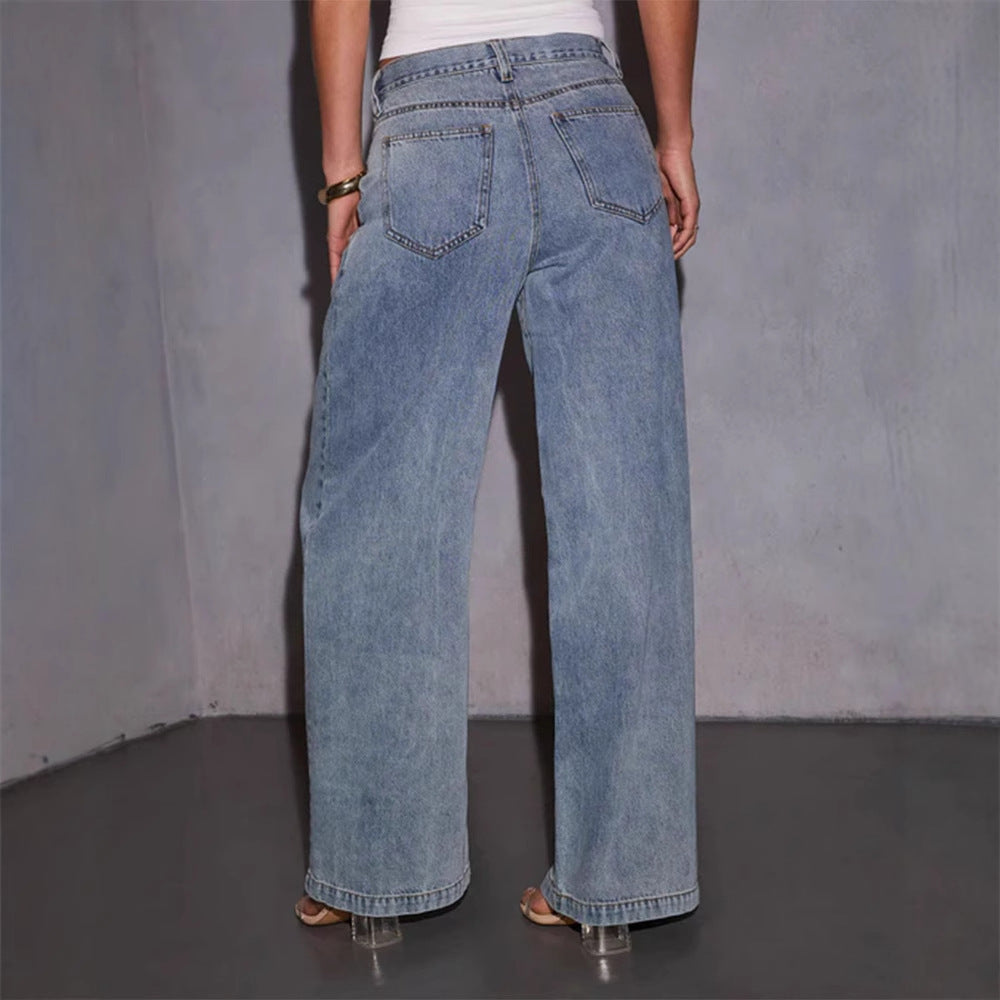 Women's loosely cut denim jeans in a casual style with a high waistband