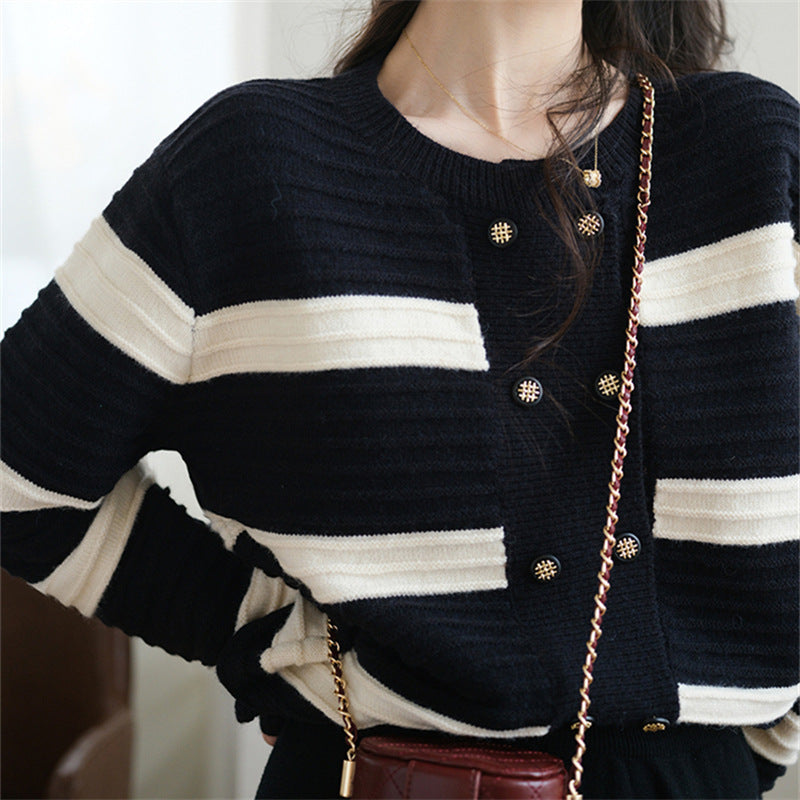 Cardigan tricoté élégant pour femmes avec motif rayé et boutons dorés Chic & Stil