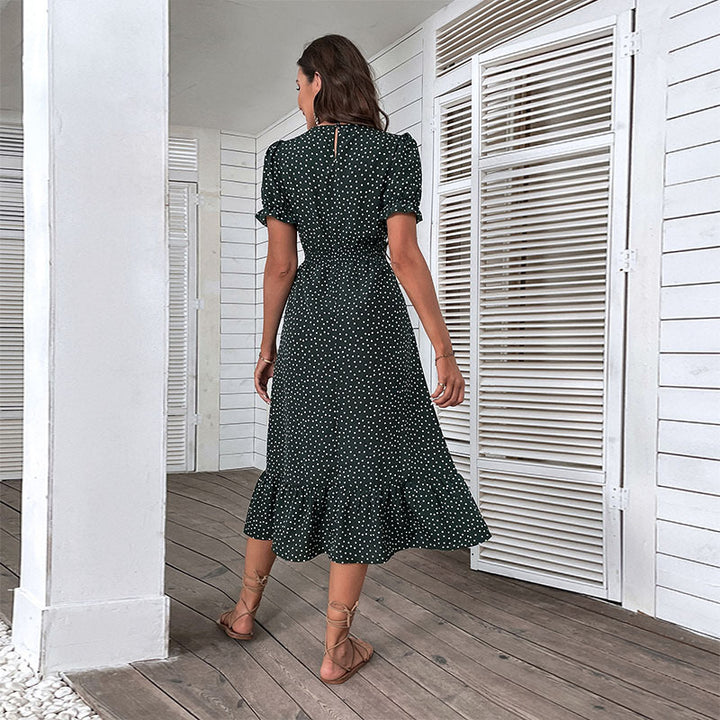 Robe d'été à pois pour femmes avec détails en volants et coupe cintrée Chic & Stil