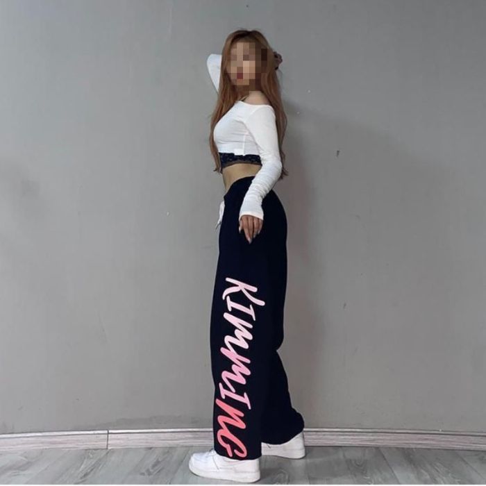 Women's loose sport jogging pants with elastic waistband and modern lettering Chic & Stil