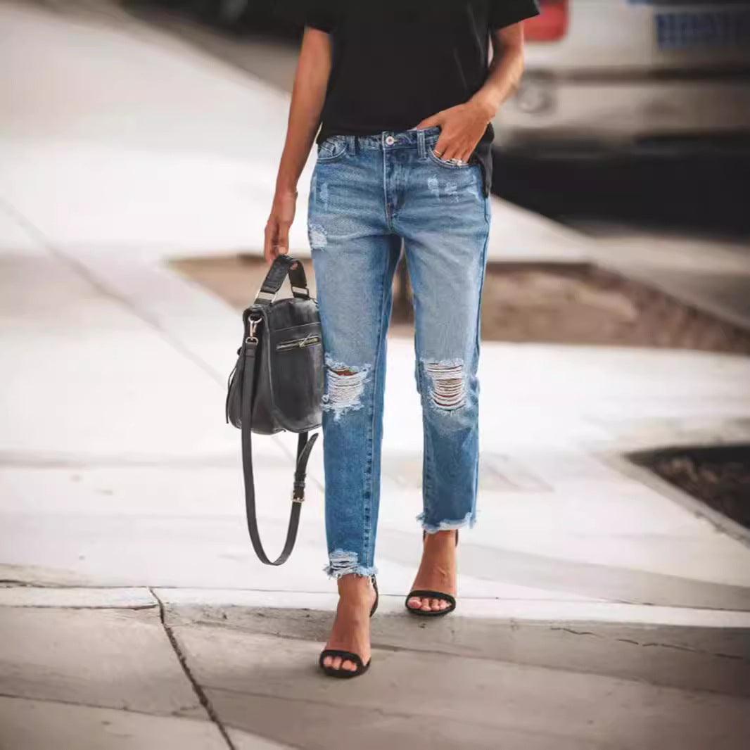 Women's jeans with fashionable destroyed details and comfortable fit Lune London