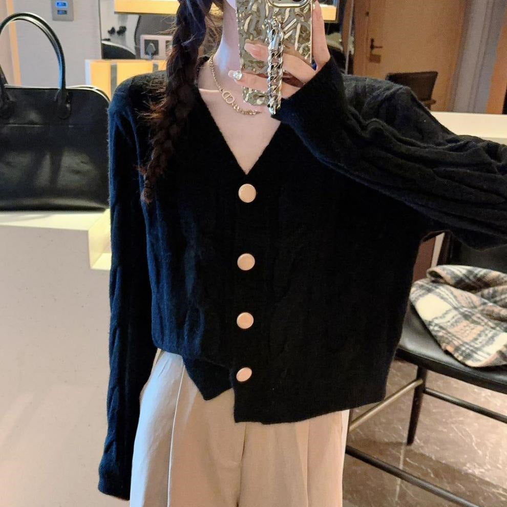 Cardigan tricot épais pour femmes avec patte de boutonnage décorative et matériau doux Chic & Stil