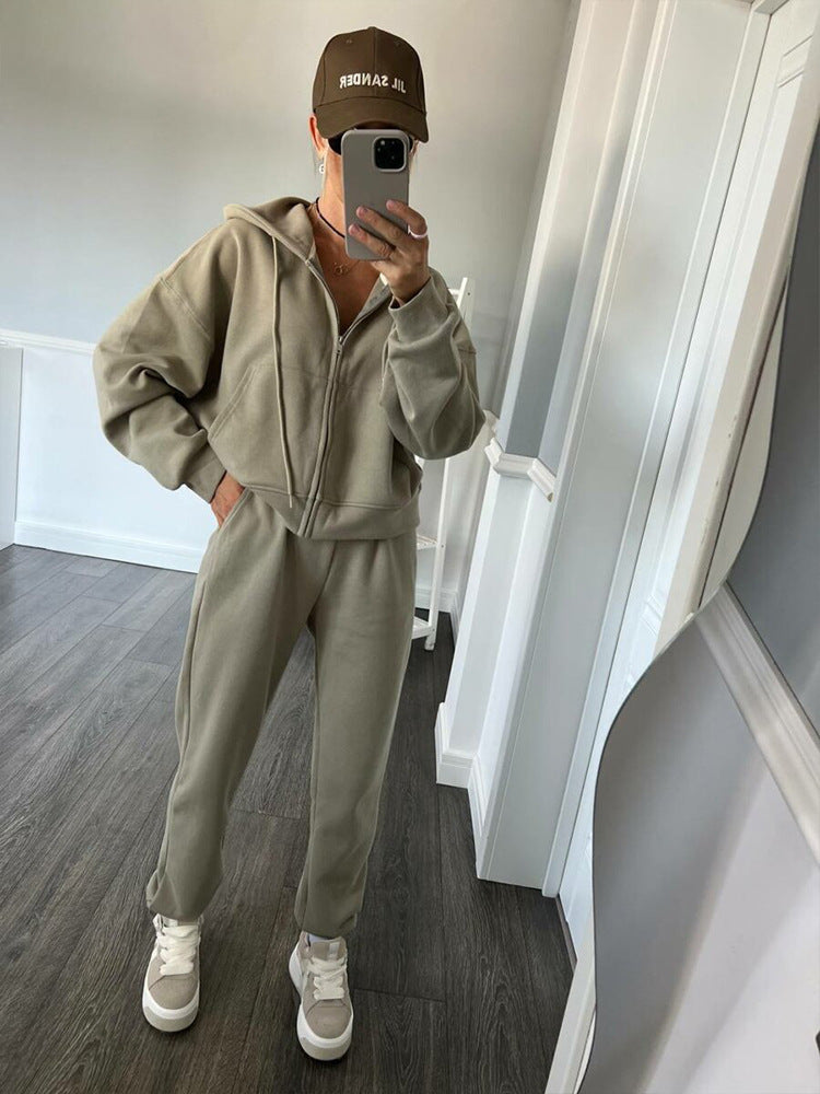 Women's sporty hoodie set with high waistband and practical pockets Chic & Stil