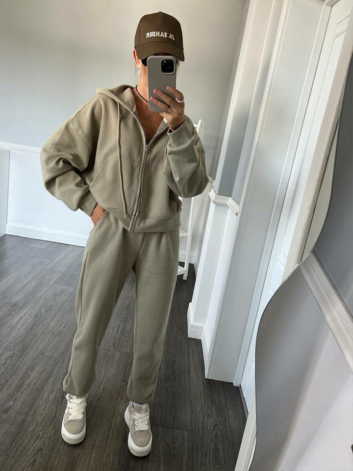 Women's sporty hoodie set with high waistband and practical pockets Chic & Stil