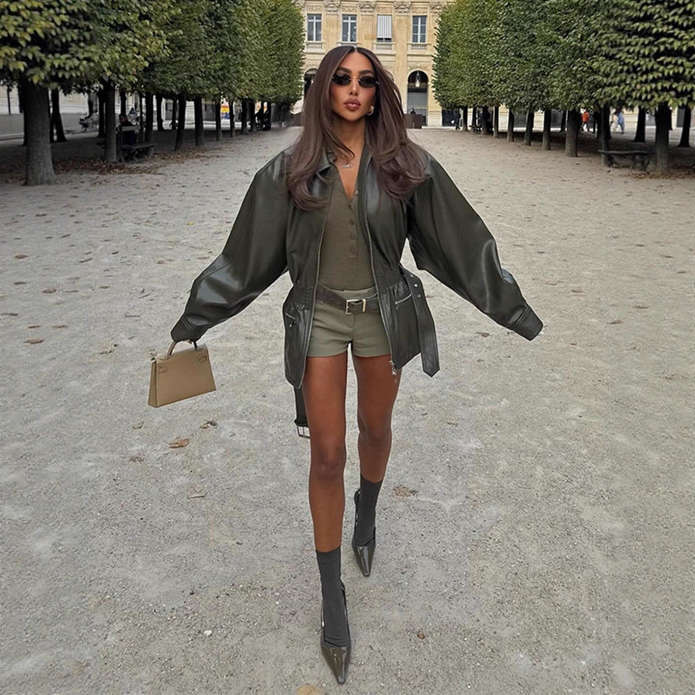 Veste pour femmes en simili cuir avec ceinture à la taille et poches zippées pratiques Chic & Stil