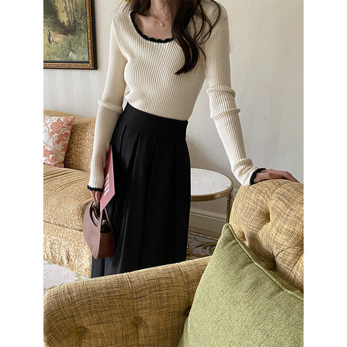 Women's elegant long-sleeved knitted top with decorative neckline Chic & Stil