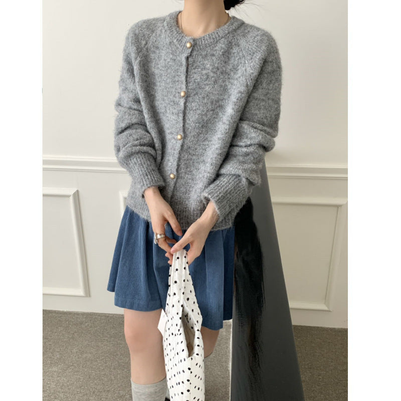 Cardigan en tricot moelleux pour femmes avec un col rond confortable et de vrais boutons Chic & Stil