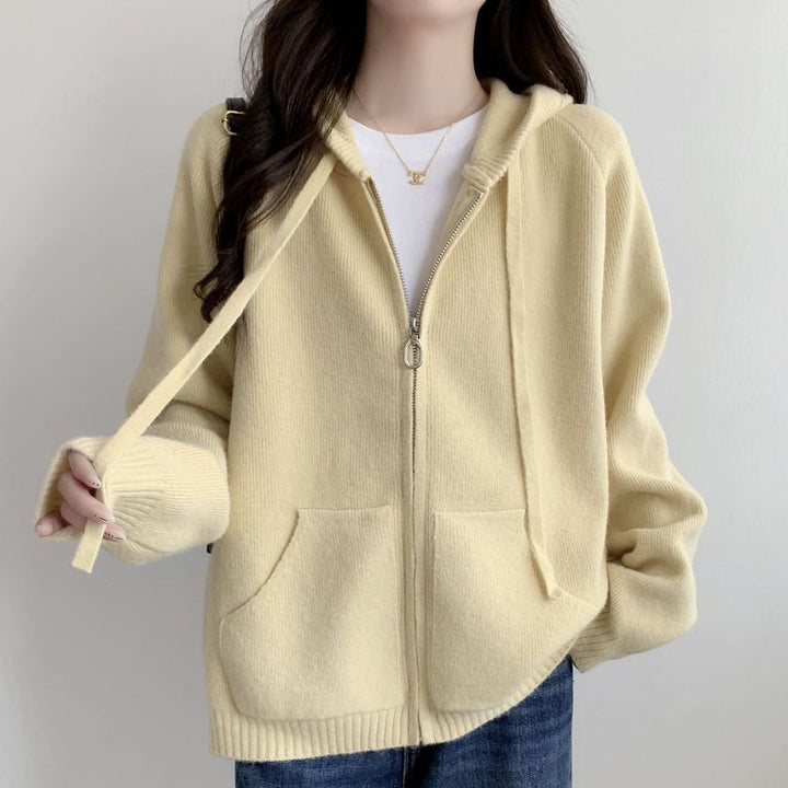 Veste à capuche pour femmes surdimensionnée avec une coupe courte et des poches pratiques Chic & Stil