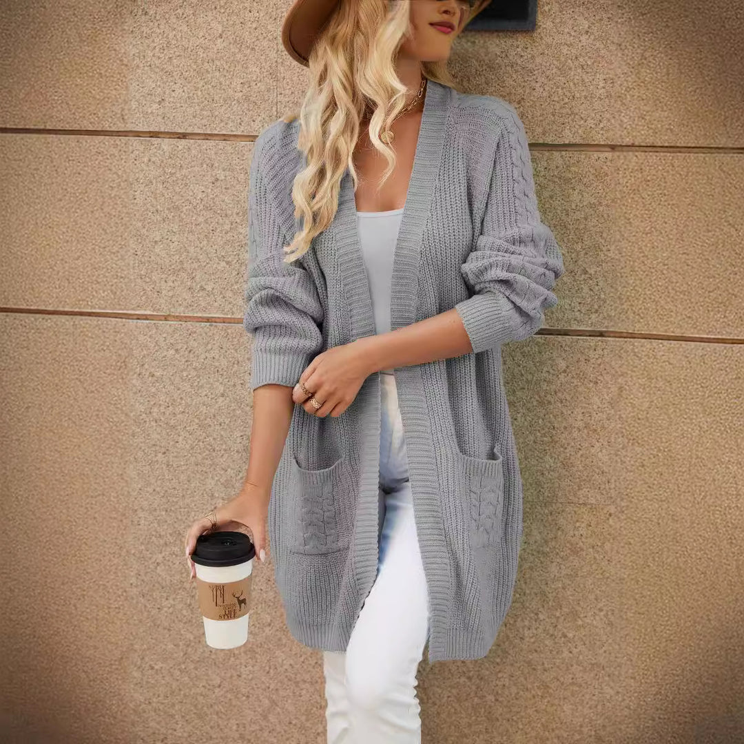 Casual knit cardigan for women with cable pattern and practical pockets Chic und Stil