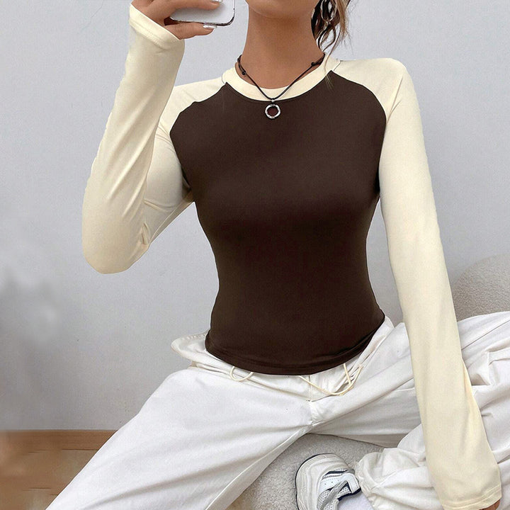 Chemisier à manches longues pour femmes avec un design raglan à la mode et une coupe ajustée Chic & Stil