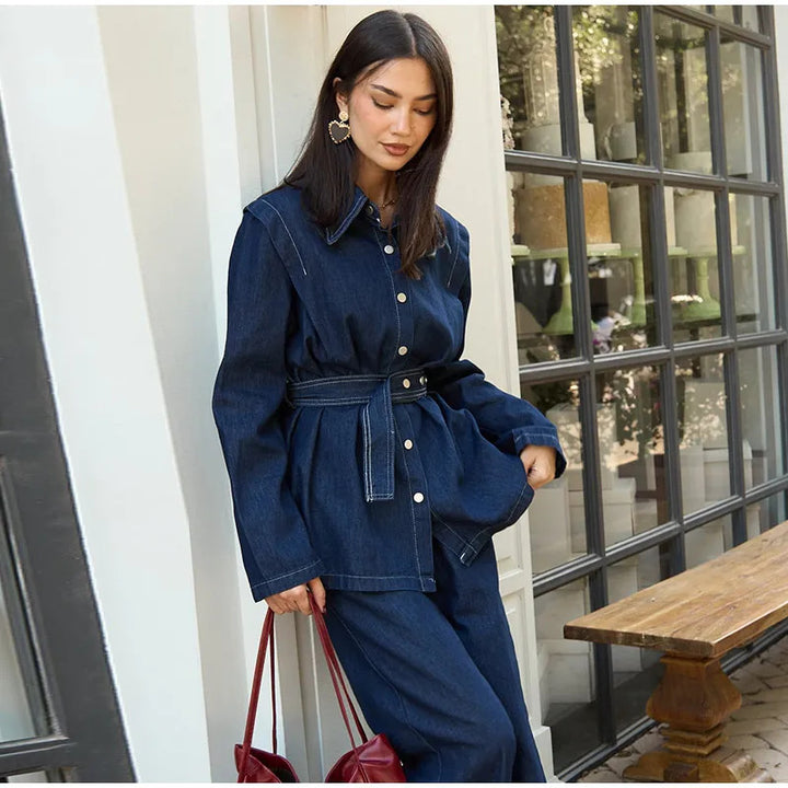 Veste en denim pour femmes avec ceinture à la taille Chic & Stil