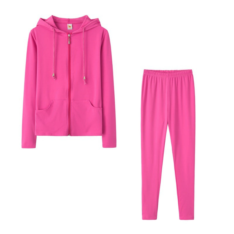 Ensemble de sport pour femmes en deux pièces avec veste à capuche et pantalons ajustés Chic & Stil