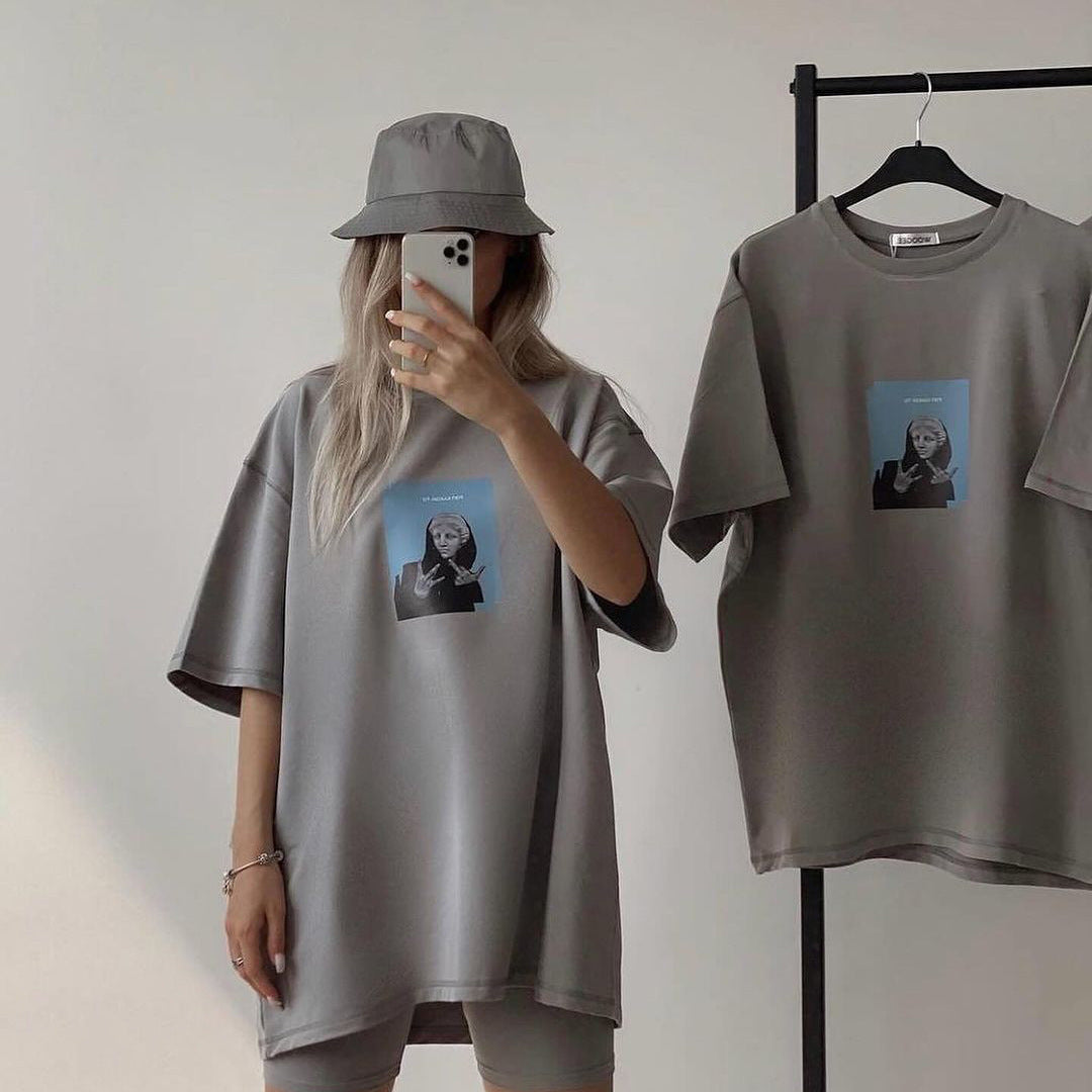 Oversized t-shirt for women with creative printed pattern and chic sporty design