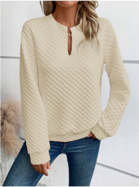 Sweat-shirt pour femmes avec design matelassé texturé et décolleté à la mode Chic & Stil