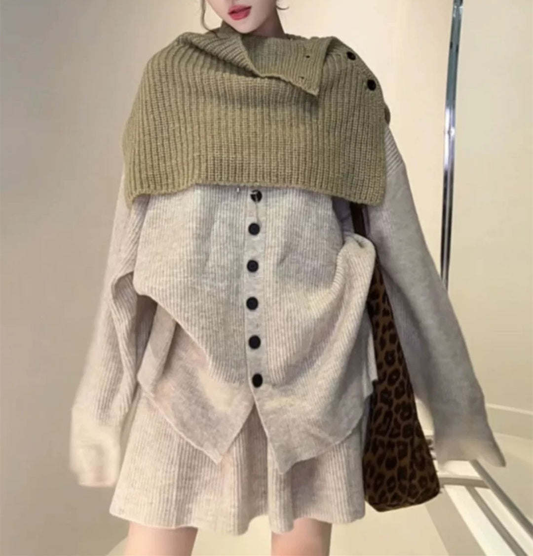 Ensemble tricot féminin avec des couches de pull contrastantes et une élégante patte de boutonnage Chic & Stil