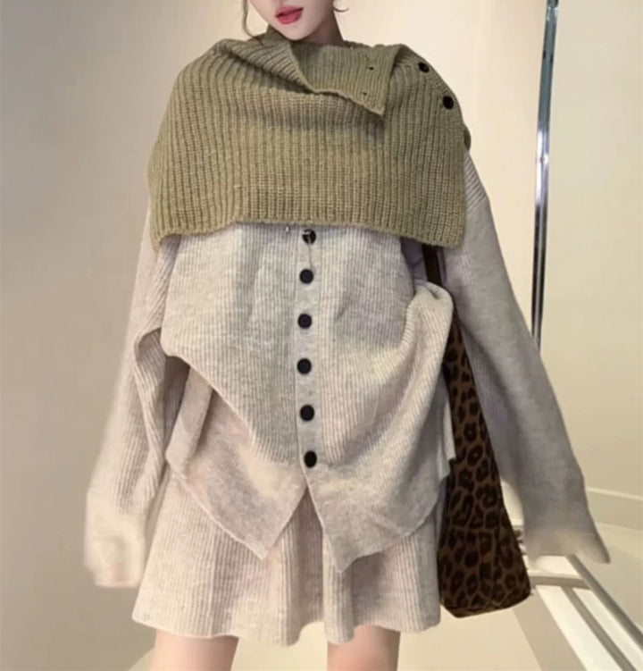 Ensemble tricot féminin avec des couches de pull contrastantes et une élégante patte de boutonnage Chic & Stil