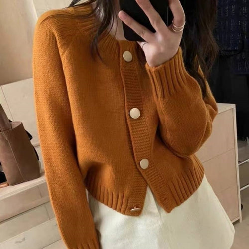 Cardigan pour femmes avec des détails de boutons décoratifs et une coupe moderne Chic & Stil